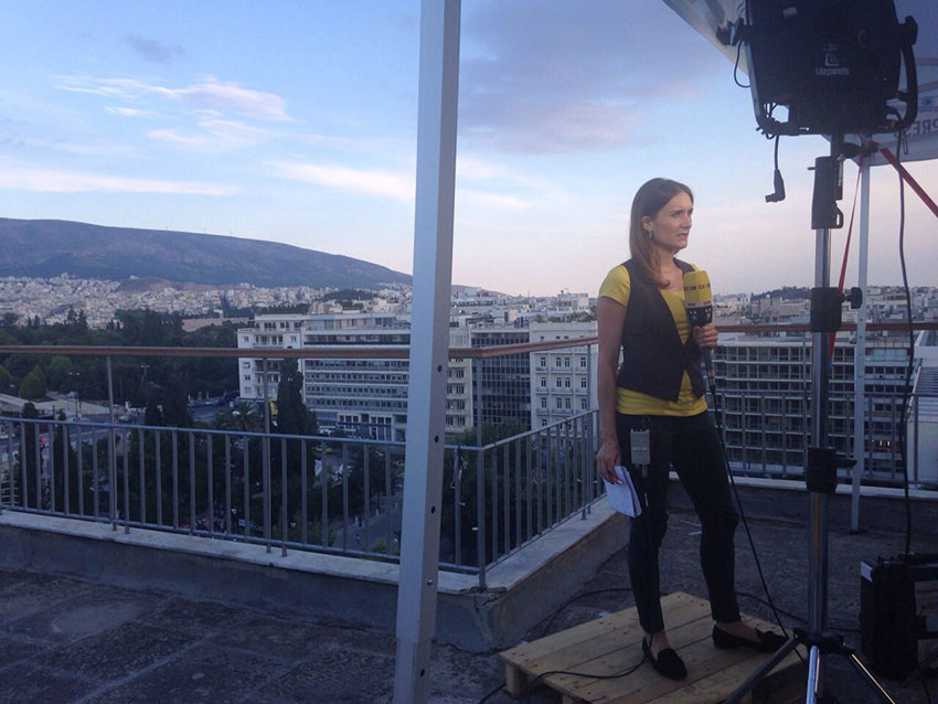 Live_Schalte_mit_Reporterin_Fabricia_Karutz_über_den_Dächern_von_Athen_für_RTL_Aktuell_mit_Peter_Kloeppel