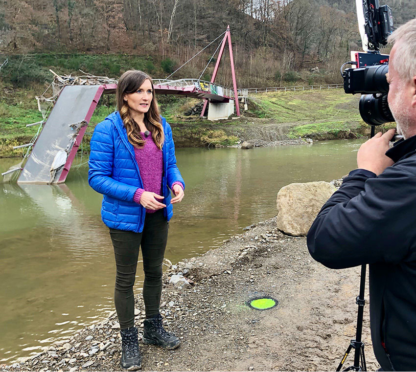 Moderatorin_Fabricia_Karutz_nimmt_die_Zuschauer_mit_in_ihre_vom_Hochwasser_zerstörte_Heimat