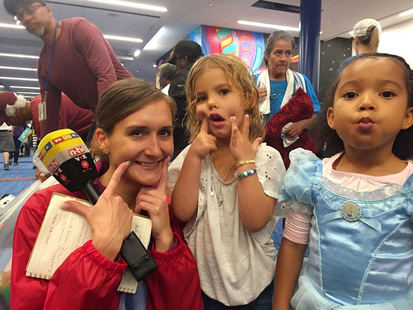 RTL_Reporterin_Fabricia_Karutz_mitten_im_Hurricane_ein_wenig_Spaß_mit_den_Kids_in_der_Notunterkunft_in_Houston