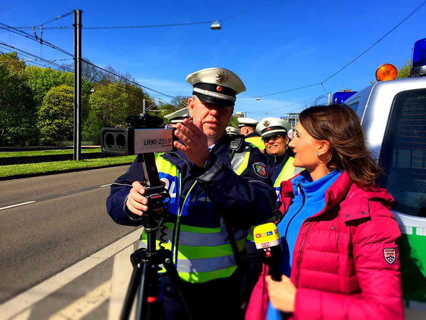 ntv-Reporterin_Fabricia_Karutz_schaut_beim_Blitzer_Marathon_der_Polizei_über_die_Schulter